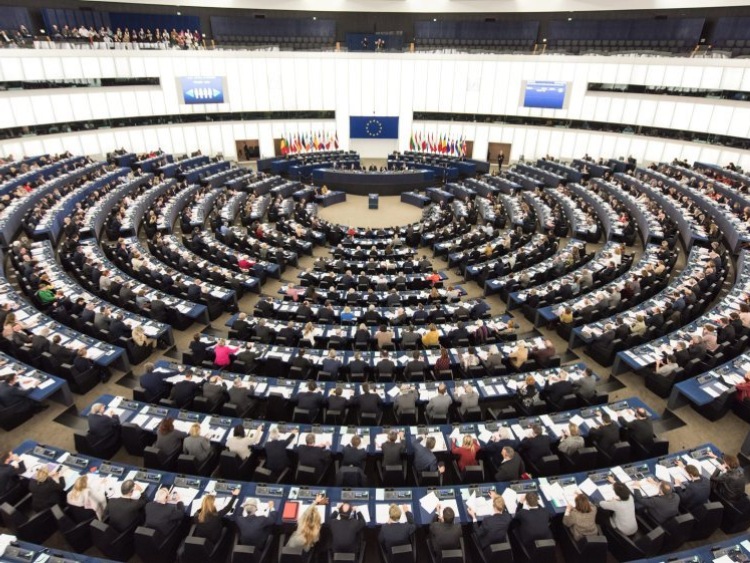UE/ PE poparł zakaz plastikowych opakowań i sztućców