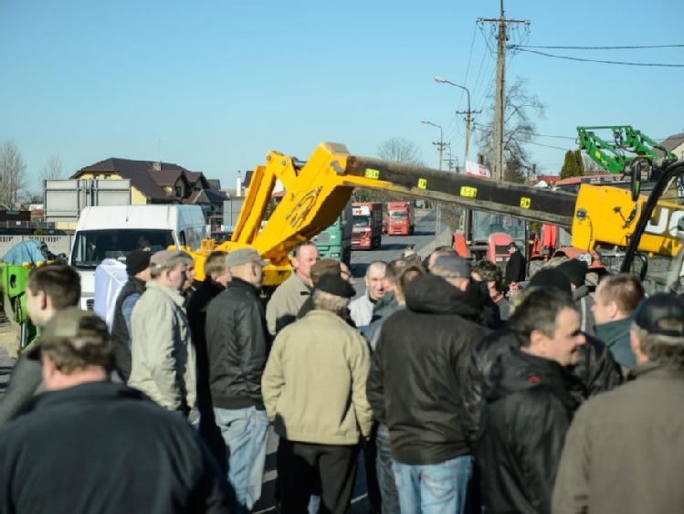 Lubelskie: rolnicy wznowili protest na drodze krajowej nr 2