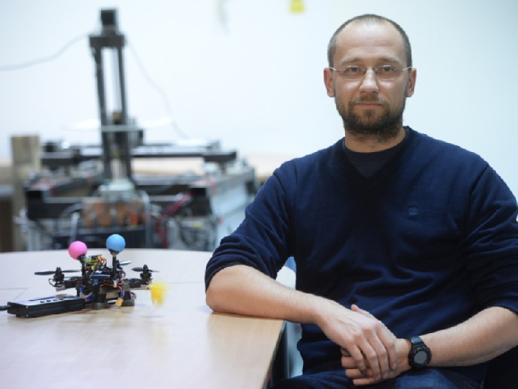 W warszawskim laboratorium powstał latający robot-zapylacz