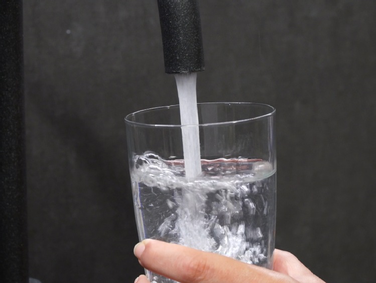Innowacyjne kryształy oczyszczają wodę z metali bez usuwania przy tym cennych jonów. To szansa na rozwiązanie problemu niedoboru wody