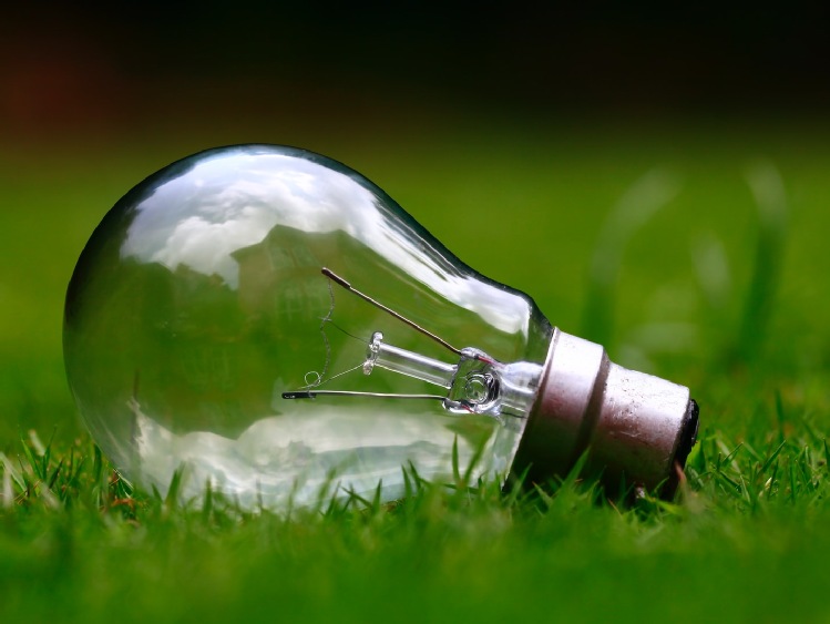 3 wskazówki, jak żyć bardziej ekologicznie, oszczędzając prąd