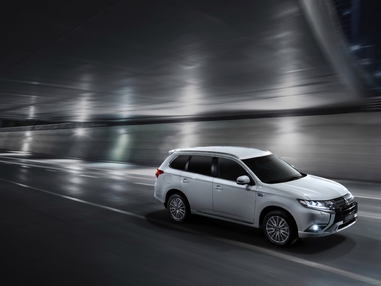 Światowa premiera Mitsubishi Outlander PHEV 2019 i europejski debiut Mitsubishi e-EVOLUTION CONCEPT