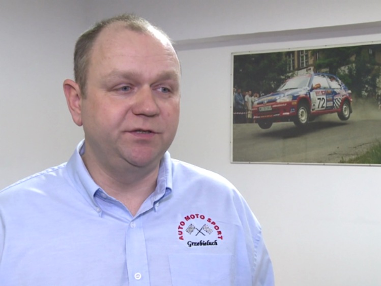 W trudnych zimowych warunkach na drogach jest bezpieczniej. Więcej wypadków i kolizji jest przy dobrej pogodzie