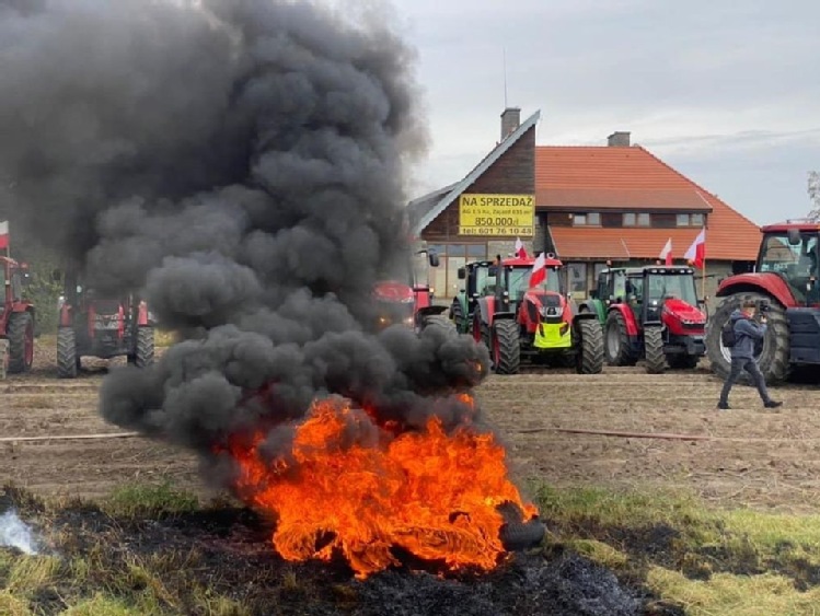 Znów zapłonęły opony - rolnicze blokady dróg w środę 21.10.