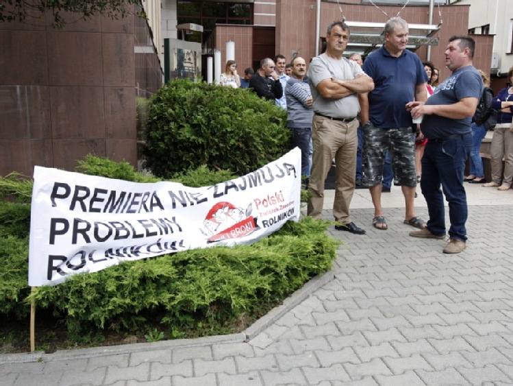 Protest rolników przed urzędem wojewódzkim w Białymstoku w związku z ASF