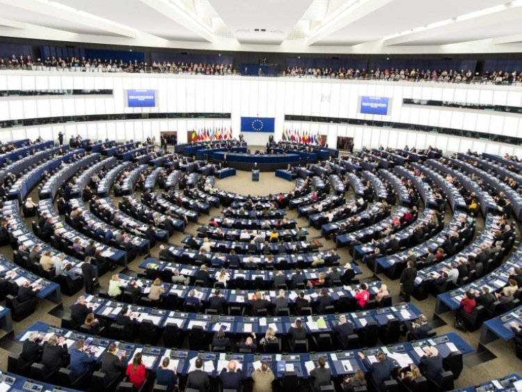 UE/Komisja PE za większym budżetem UE i konsekwencjami za łamanie wartości