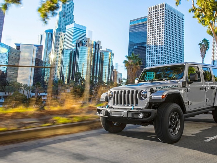 Nowy Jeep® Wrangler 4xe dołącza do modeli Renegade i