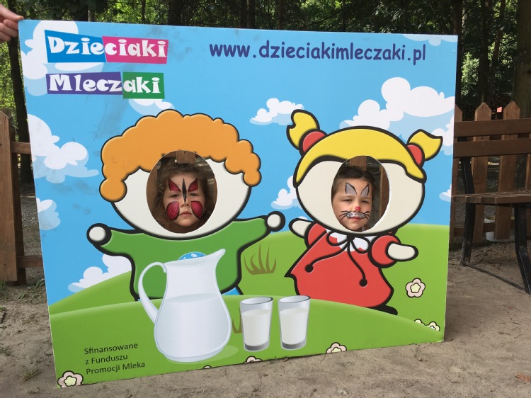 Dziecięcy Mleczny Piknik Pełen iluzji