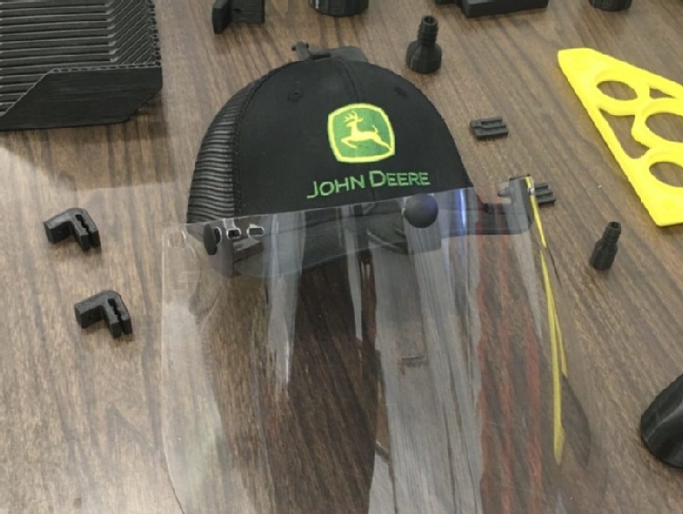 Czapka z daszkiem z maską ochronną? Inżynierowie John Deere stworzyli unikalny projekt