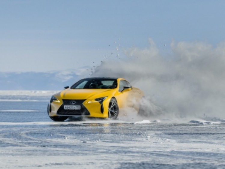 Sportowe coupé i luksusowy SUV na jeziorze Bajkał - nietypowy test dla aut