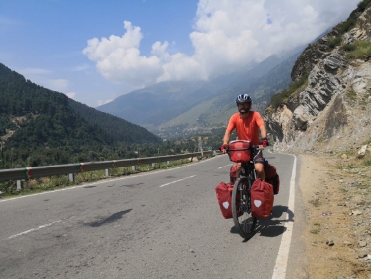 Niezmordowany podróżnik przejechał rowerem przez Himalaje. Pokonał 1300 km