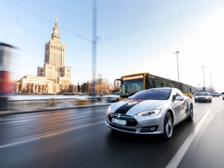 Pierwsza Tesla iTaxi na polskich drogach. Dokąd zmierza firma?
