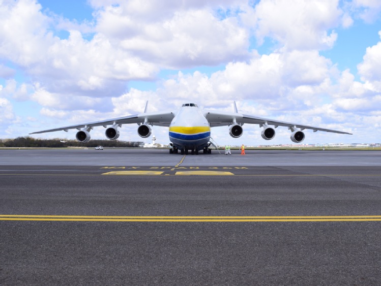 Największy samolot transportowy świata przywiózł do Polski sprzęt medyczny. Posłuży w walce z epidemią Covid-19