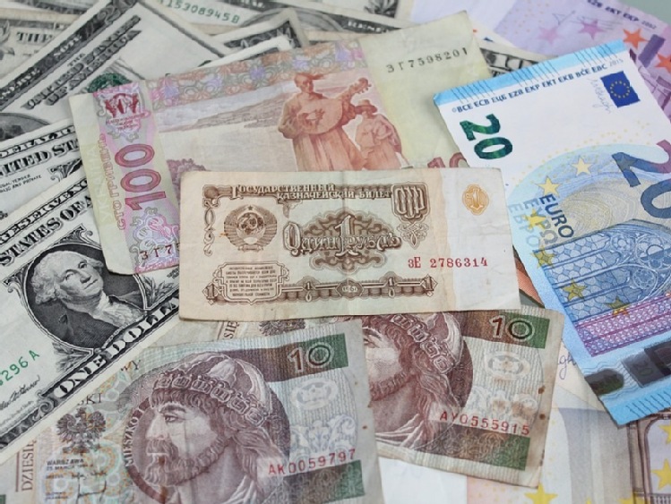 Sprzedaż ważniejsza niż klient - 60% bankowców przyznaje, że to prawda [raport Bankier.pl]