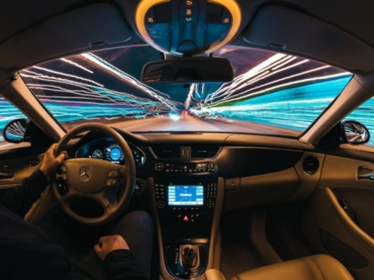 W jaki sposób nowe technologie poprawiają bezpieczeństwo jazdy?