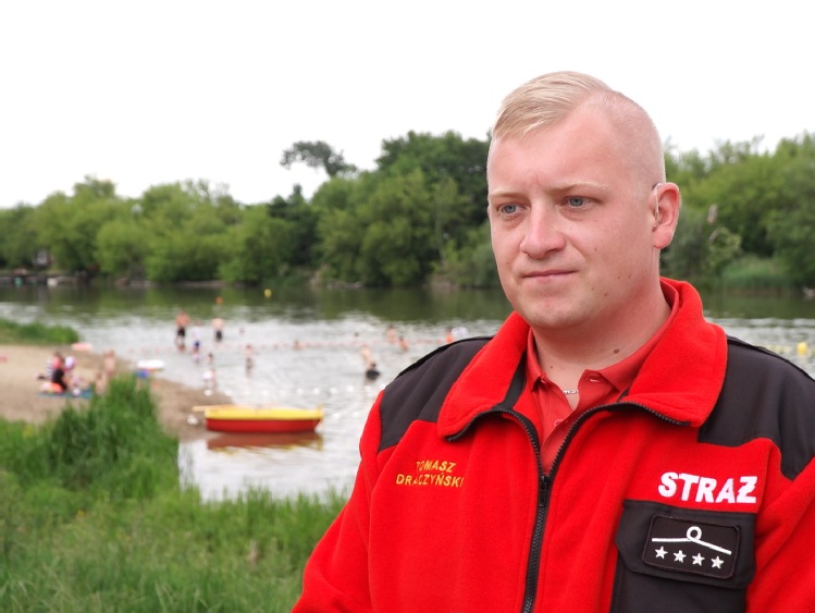 Co drugi Polak planuje spędzić wakacje nad morzem lub jeziorem. Ratownicy wodni przypominają o przestrzeganiu zasad bezpieczeństwa