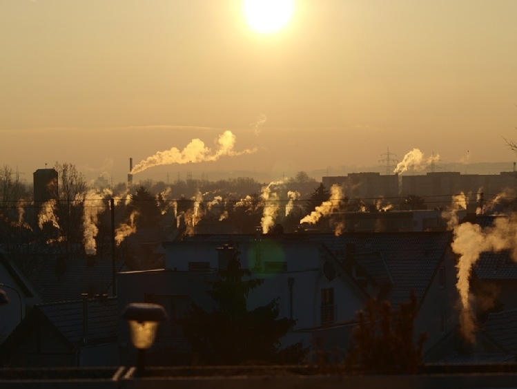 UE/ Jest lepiej, ale zanieczyszczenie powietrza dalej powyżej limitów