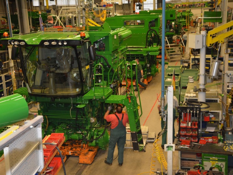 Dlaczego warto odwiedzić fabrykę przed inwestycją w maszynę rolniczą?