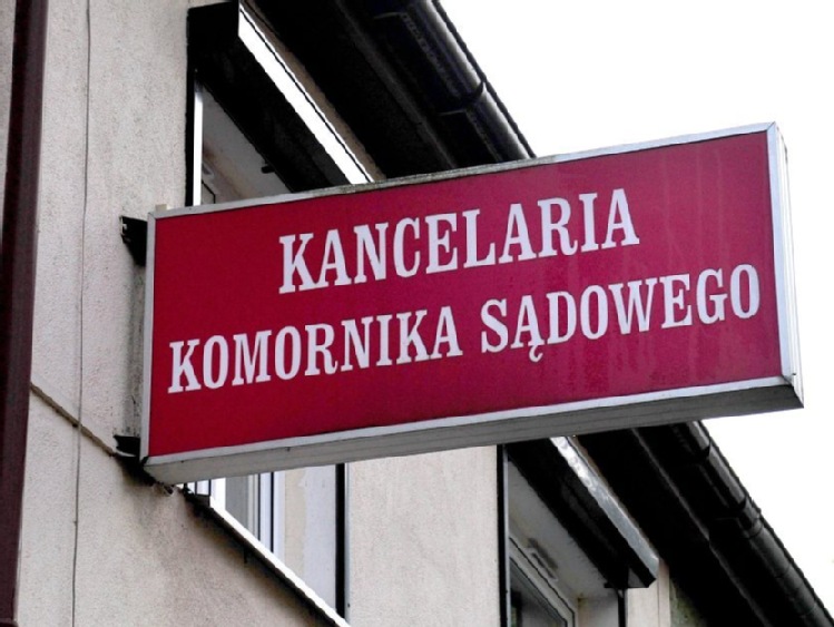 Dwa nowe zarzuty dla asesora, który zajął traktor rolnika spod Mławy