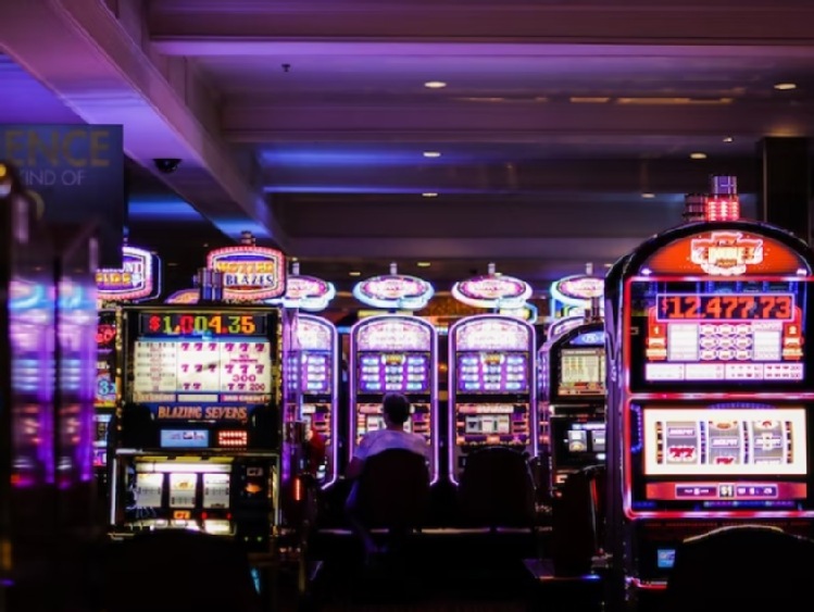 Jakimi grami i aplikacjami bawią graczy kasyna online?