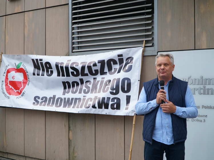 Warszawa:Protest sadowników pod siedzibą Biedronki