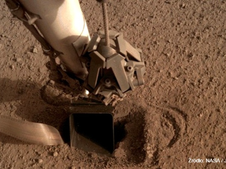 „Polski” Kret próbuje wgryźć się w powierzchnię Marsa. Lądownik NASA ma sprawdzić podobieństwo planety do Ziemi