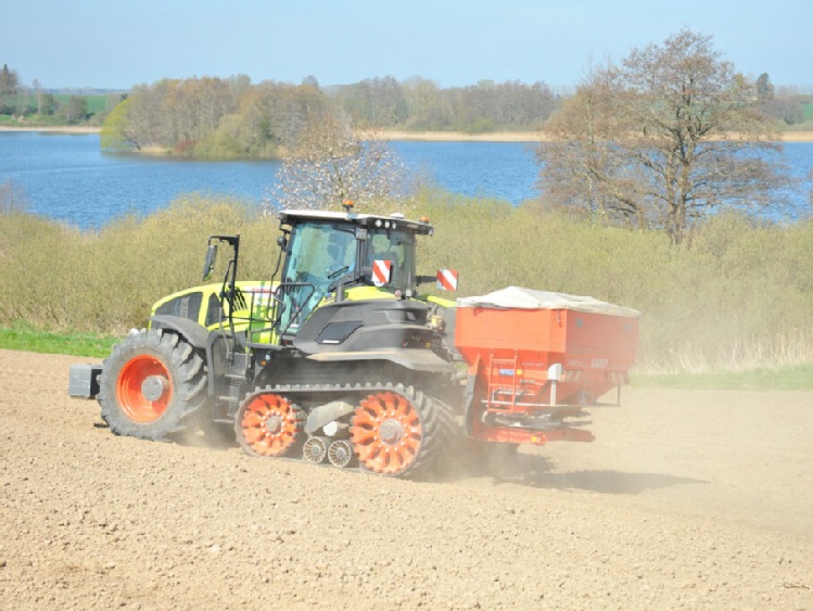 Nowe szerokości gąsienic dla dużych ciągników AXION TERRA TRAC firmy CLAAS