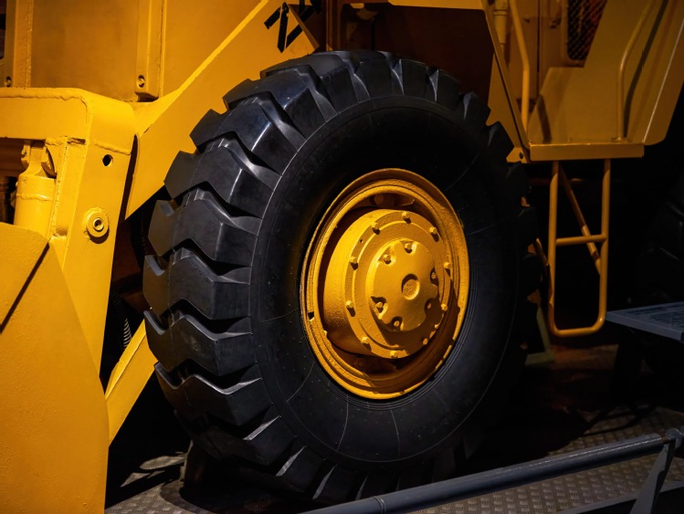 Opony przemysłowe w maszynach roboczych &ndash; trwałość, nośność i realne koszty