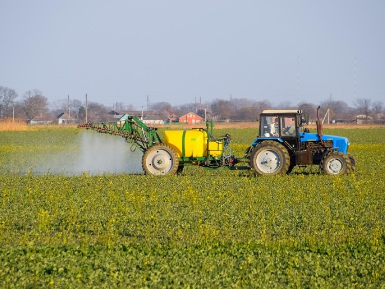 Czyszczenie zbiornika opryskiwacza - środki i procedury
