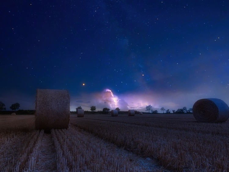 Prace polowe rolników wykonywane w porze nocnej są zgodne z prawem