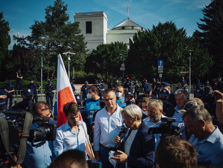 Sprzeciw rolników przed siedzibą PiS i sejmem