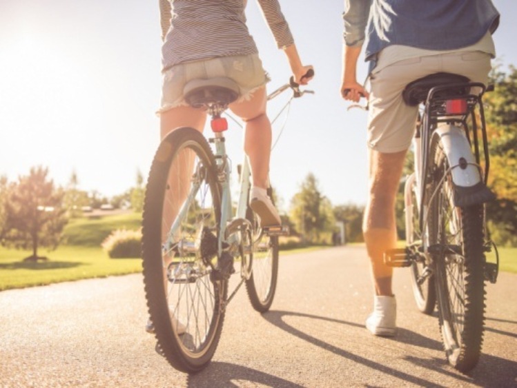 Jak bezpiecznie podróżować rowerem w wakacje?