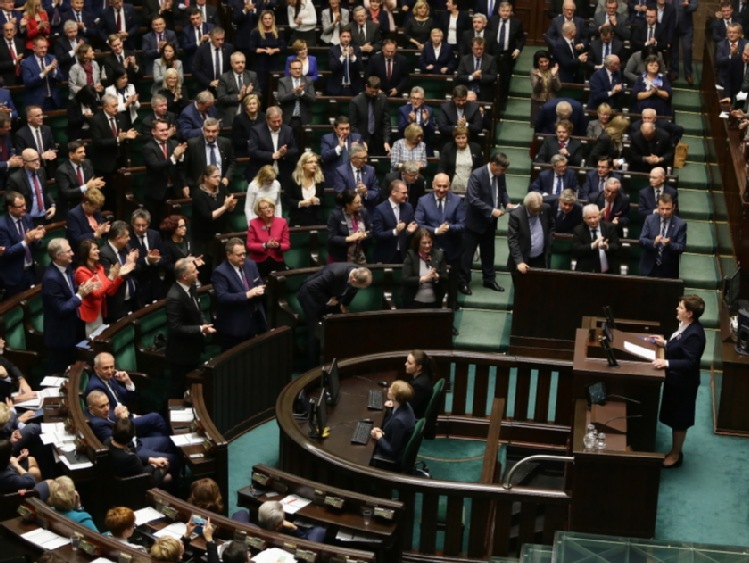 Sejm uchwalił ustawę obniżającą wiek emerytalny