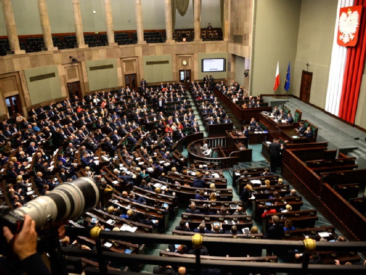 Sejm znowelizował tegoroczny budżet; rolnicy dostaną zaliczki na dopłaty