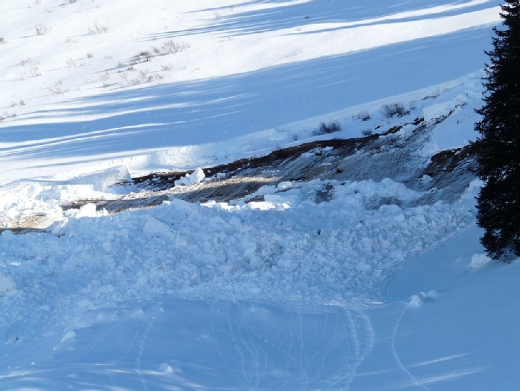 Nietypowa akcja policji i GOPR; ślady bosych stóp na śniegu w Beskidach