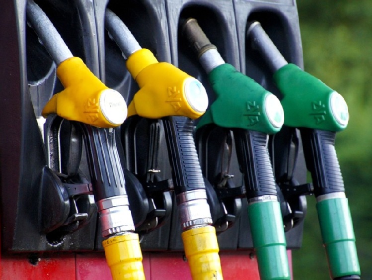 Analitycy: za paliwa płacimy od 5 do 8 groszy na litrze mniej