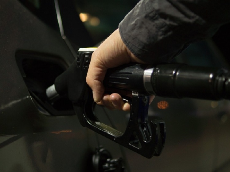 Litr diesla o 24 gr droższy od benzyny 95. W bieżącym tygodniu cena litra "95- tki" poniżej 5 zł