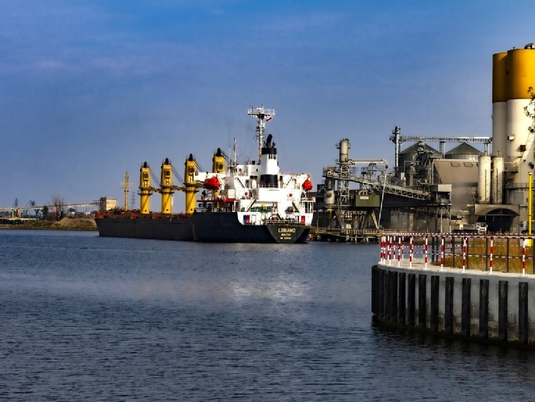 Polska powinna zezwolić na tranzyt ukraińskiego zboża przez porty
