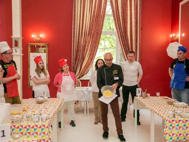 Moda na gotowanie przybiera na sile. Polacy oblegają warsztaty kulinarne