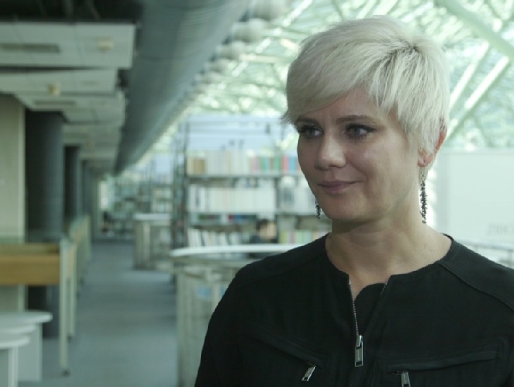 Taśmowe oglądanie seriali staje się coraz częstsze. Korzystają na tym platformy internetowe