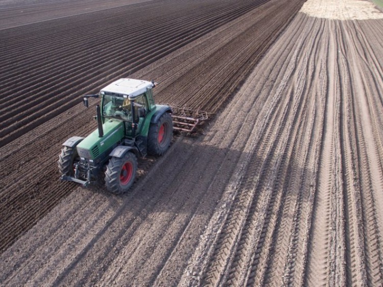 Kolejny zarzut dla asesora, który zajął traktor rolnika spod Mławy