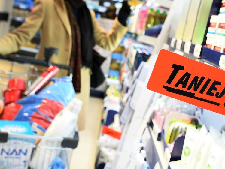 Ceny na sklepowych półkach lekko hamują, ale wciąż jest drogo.