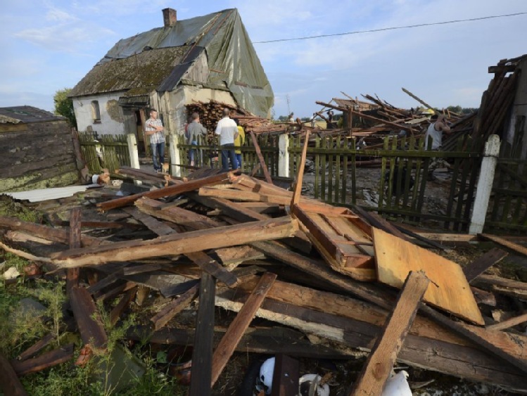 Straż pożarna: 1115 interwencji po wichurach i ulewach